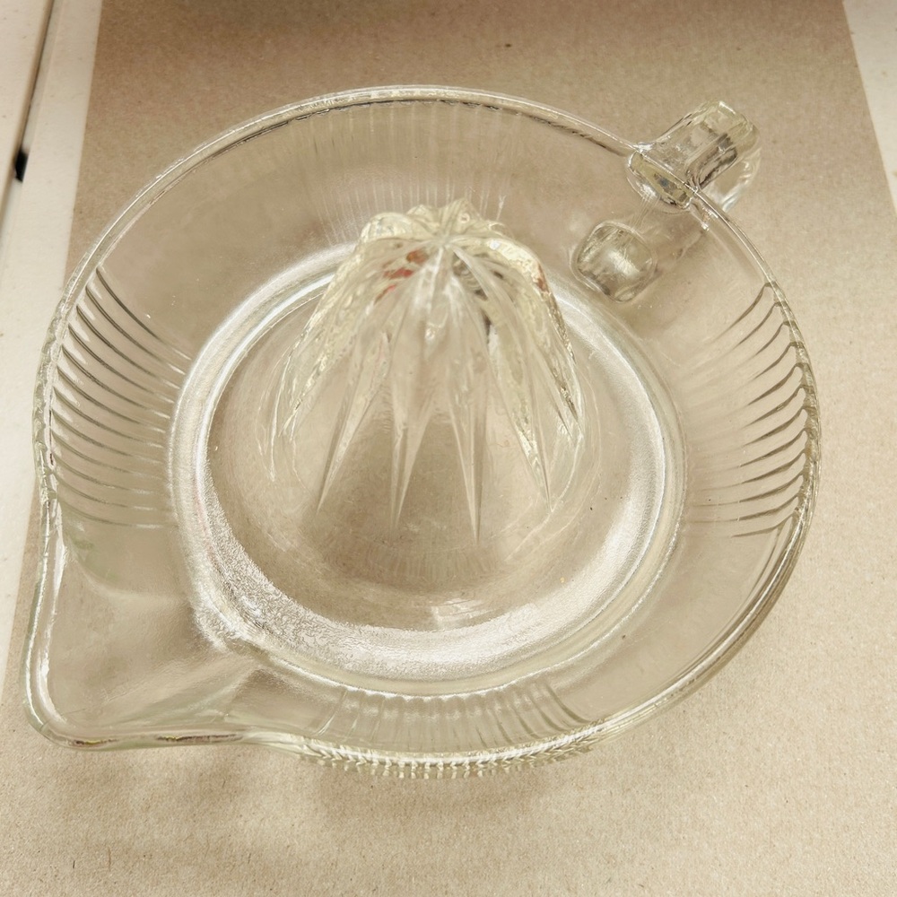 Vintage juicer, clear glass, juice citrus, has handle & spout. Clear heavy glass